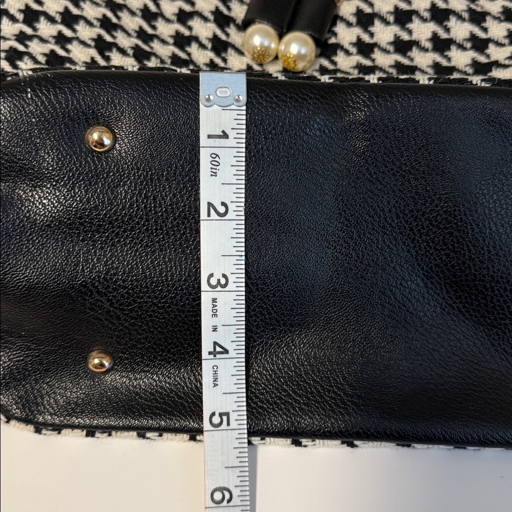 Black and White fabric handbag with gold chain - Picture 10 of 12